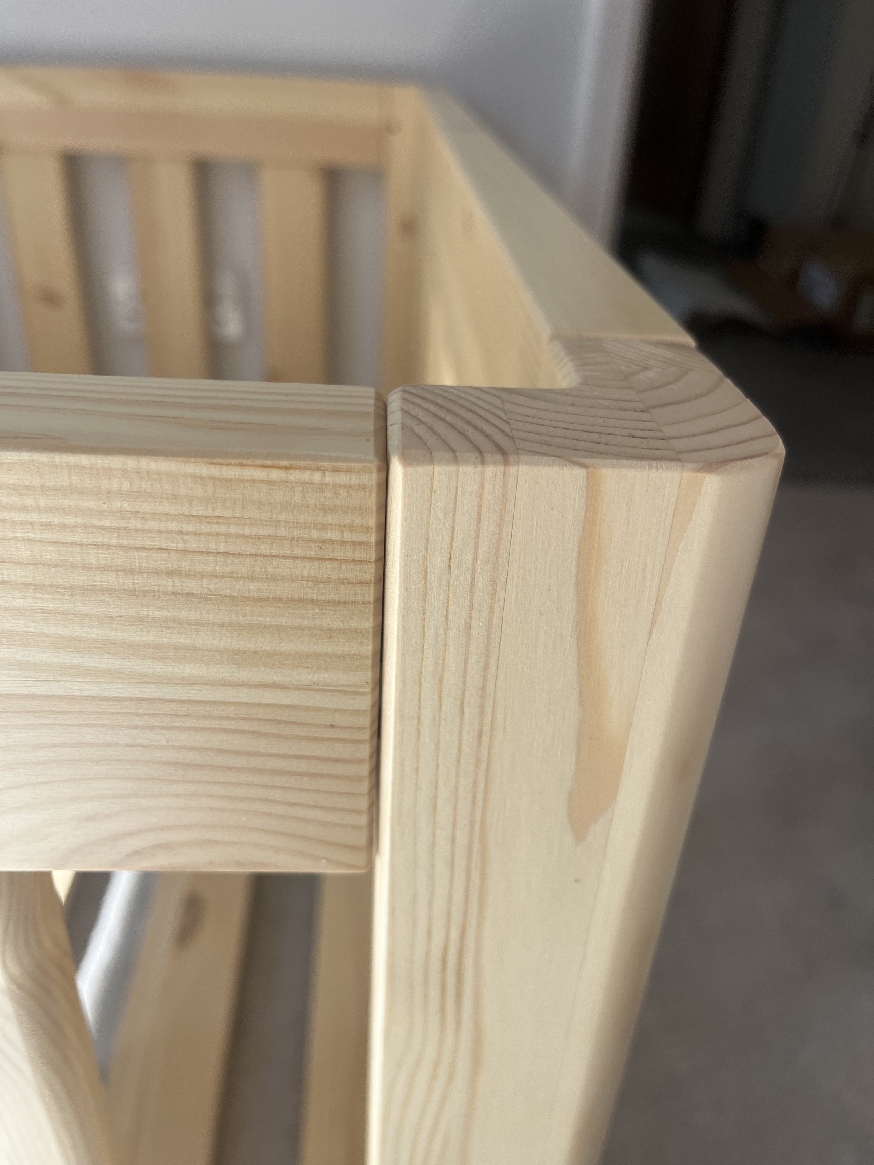 Roomix Transition Toddler Bed corner construction detail